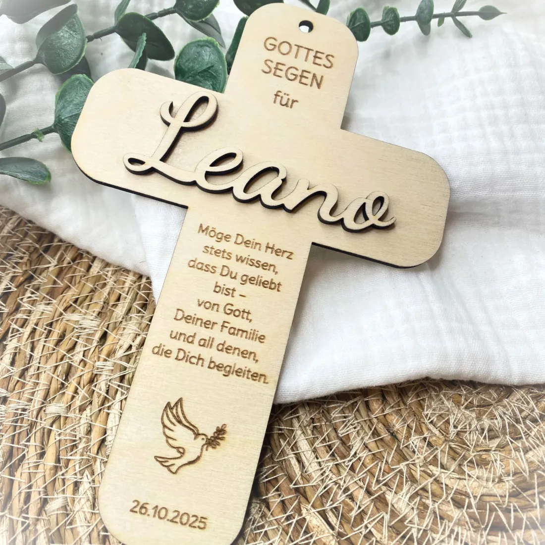 Personalisiertes Taufkreuz aus Holz mit Namen und Segensspruch