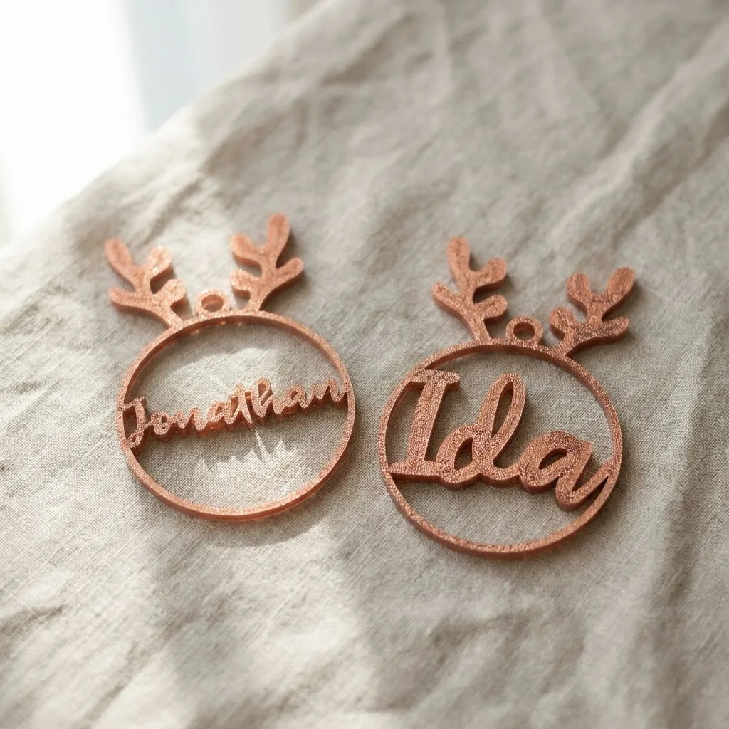Zwei tatsächlich 3D-gedruckte personalisierte Weihnachtsanhänger mit Namen
